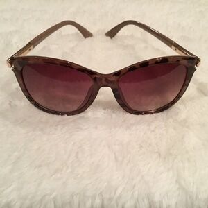 Women’s Tortoise Pattern Cat-Eye Sunglasses